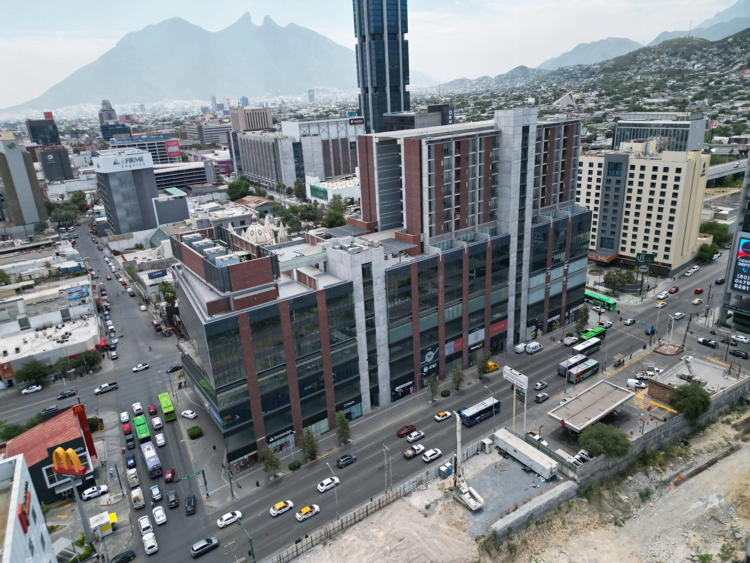 Vista aérea de Centro Cuauhtémoc y el centro de Monterrey
